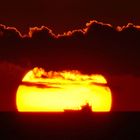 Sonnenuntergang - Schiff vor Sonne an der Ostsee