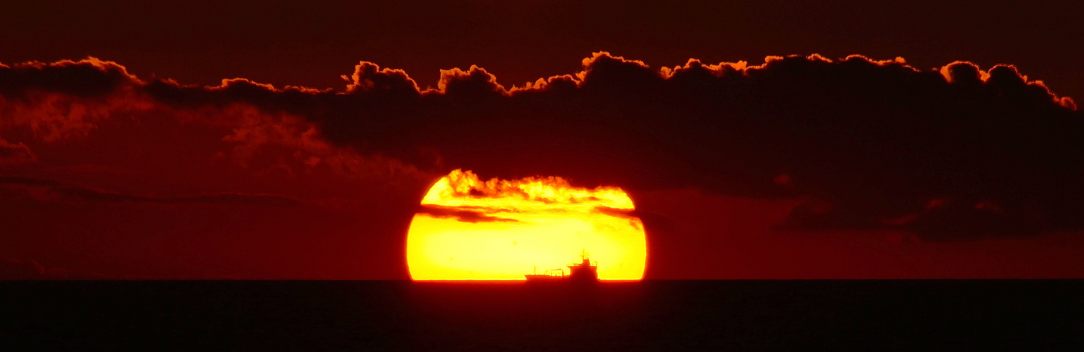 Sonnenuntergang - Schiff vor Sonne an der Ostsee