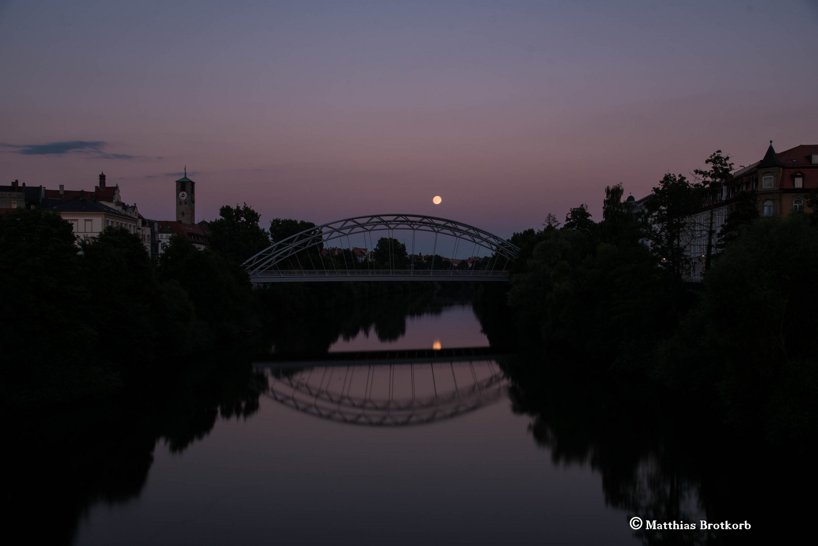 Sonnenuntergang sowie Mondaufgang in Bamberg