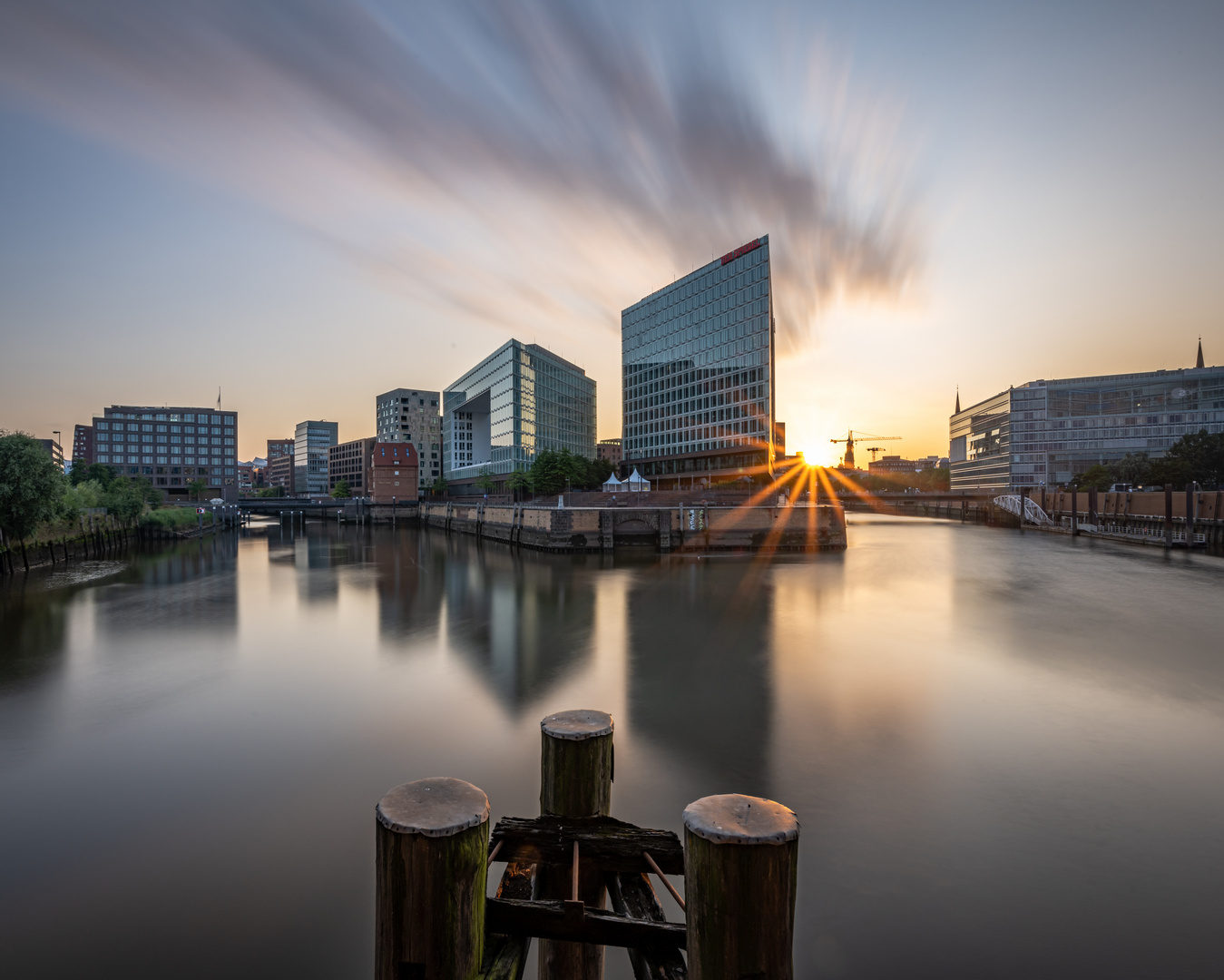 Sonnenuntergang Spiegelgebäude Hamburg