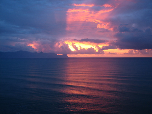 Sonnenuntergang spiegelt sich im flachen Wasser...