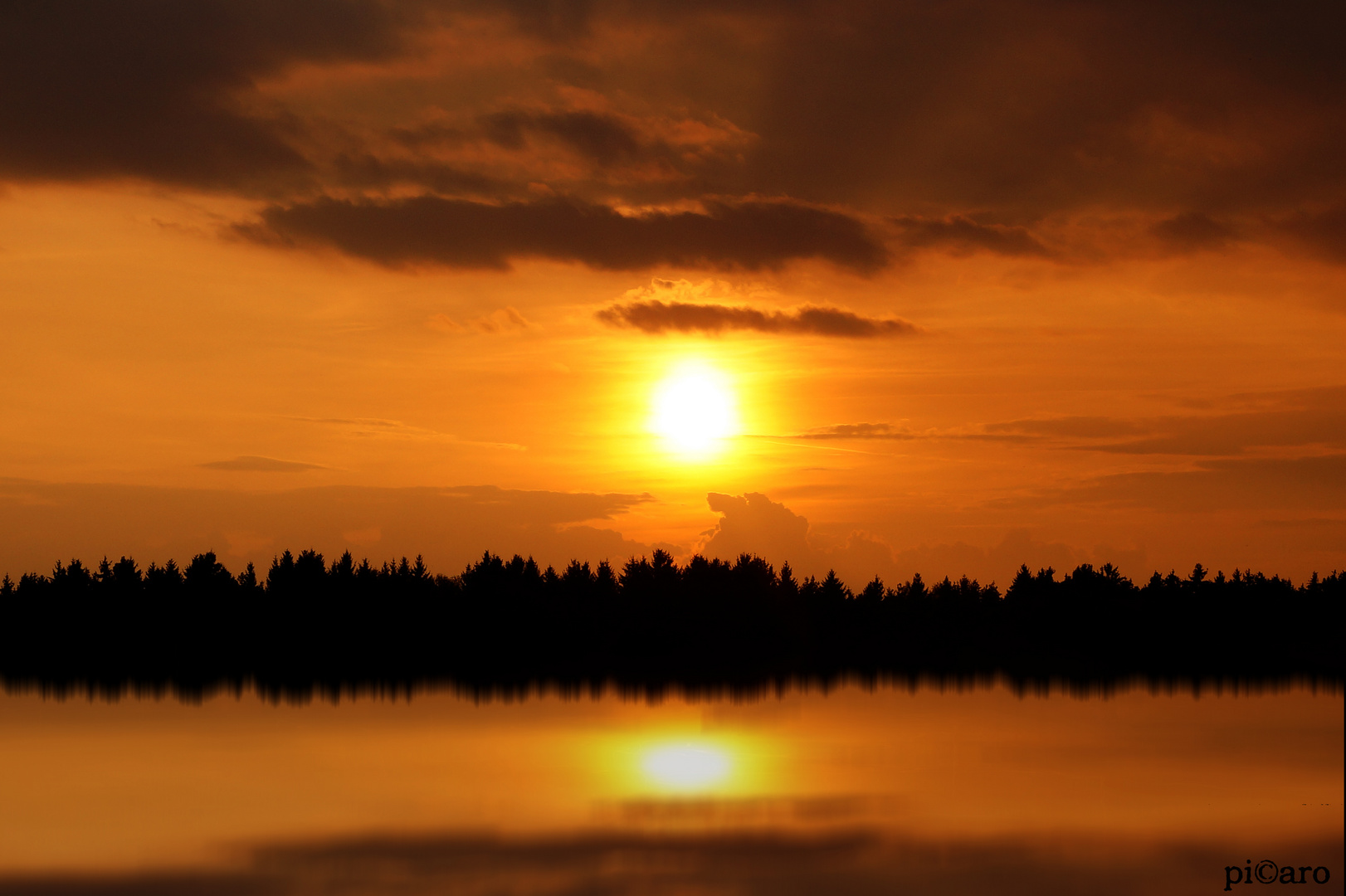 Sonnenuntergang spiegelt sich im Wasser