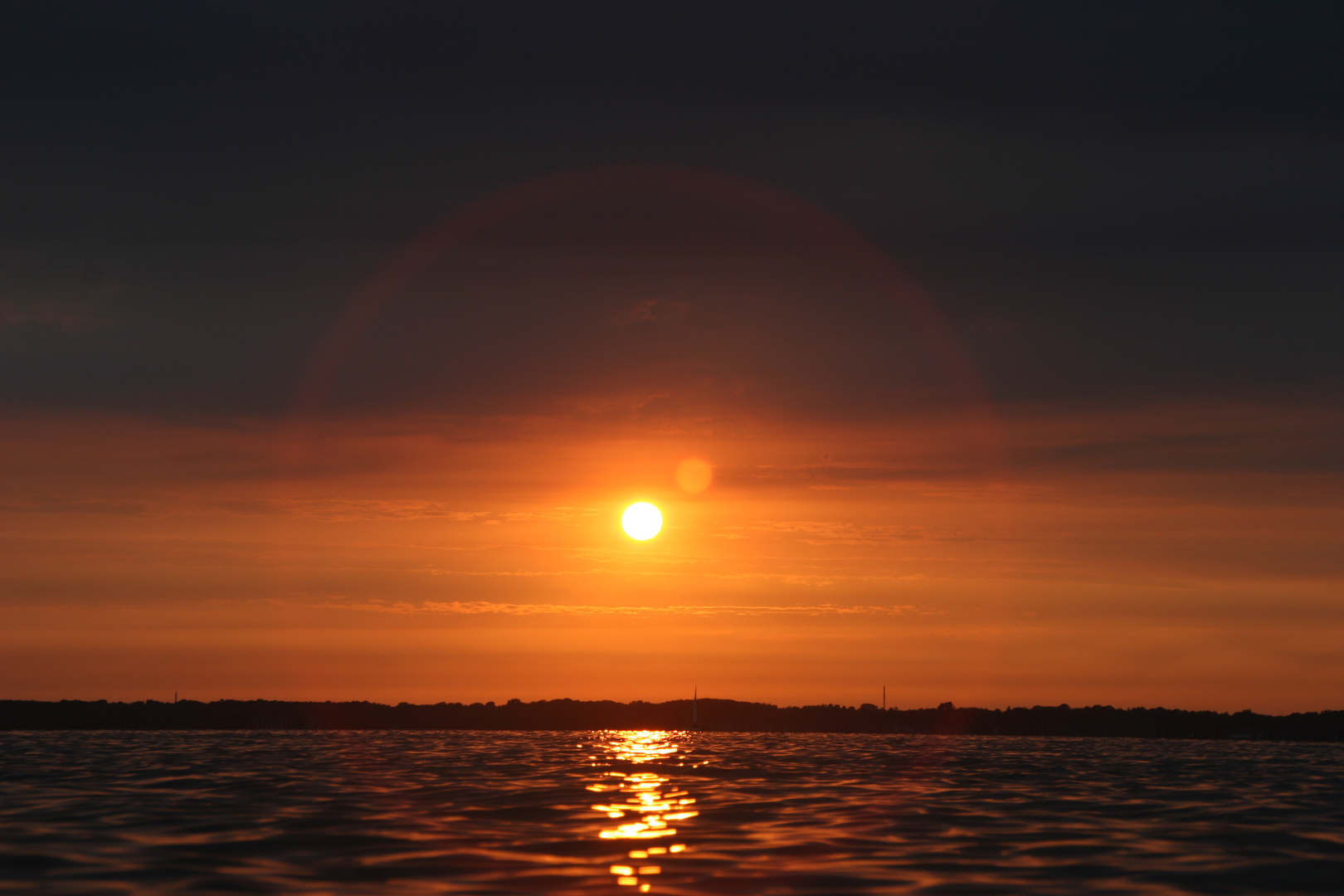 Sonnenuntergang tief über dem Wasser