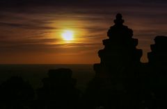 Sonnenuntergang über Angkor mit Tempelspitzen