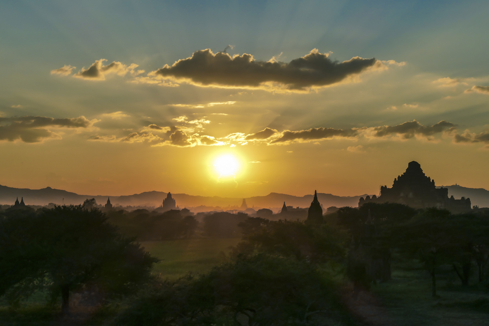 ...Sonnenuntergang über Bagan...