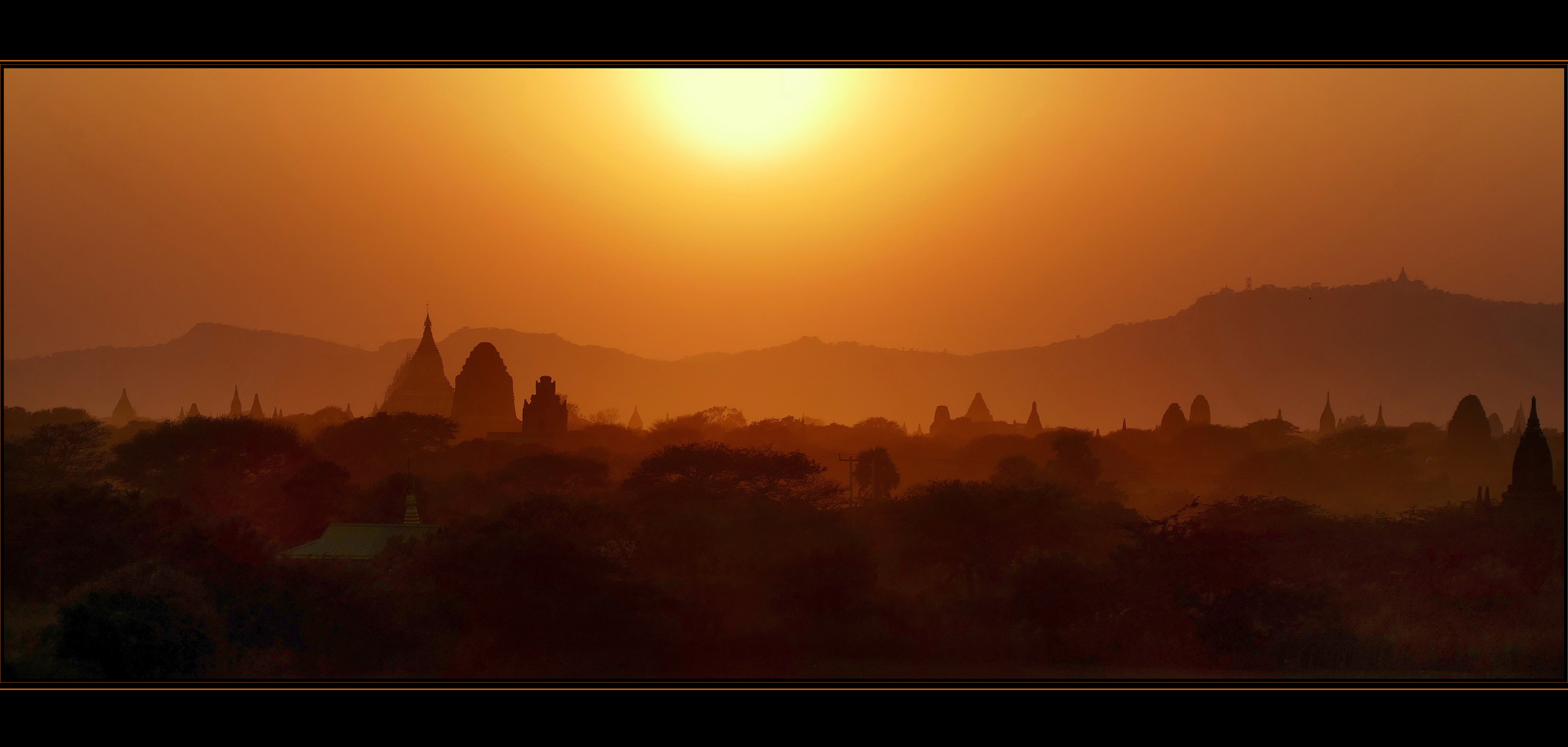 SONNENUNTERGANG ÜBER BAGAN