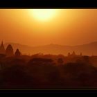 SONNENUNTERGANG ÜBER BAGAN