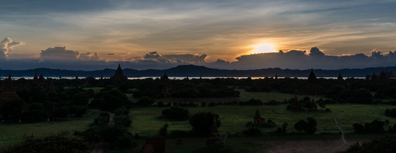 Sonnenuntergang über Bagan II