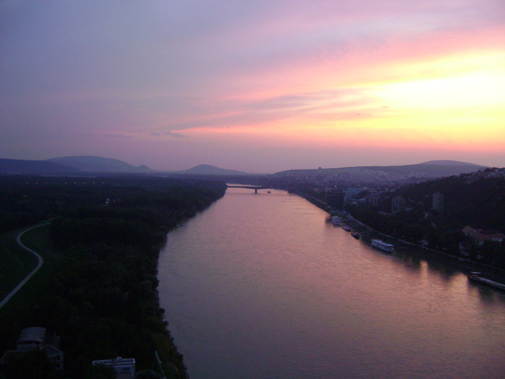 Sonnenuntergang über Bratislava - Sunset over Bratislava