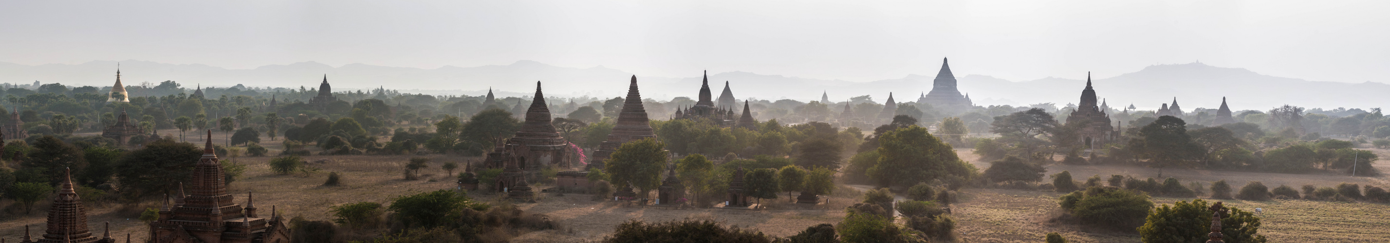 Sonnenuntergang über das Tempelfeld von Bagan