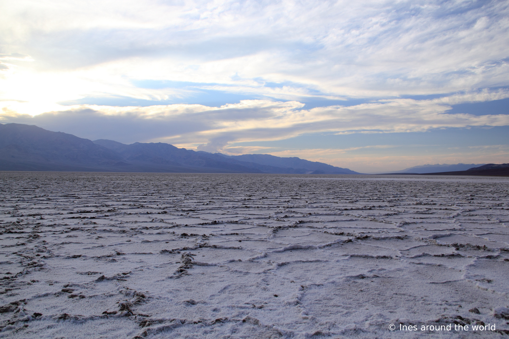 Sonnenuntergang über dem Badwater Basin. Außentemperatur: 52°C.