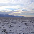 Sonnenuntergang über dem Badwater Basin. Außentemperatur: 52°C.