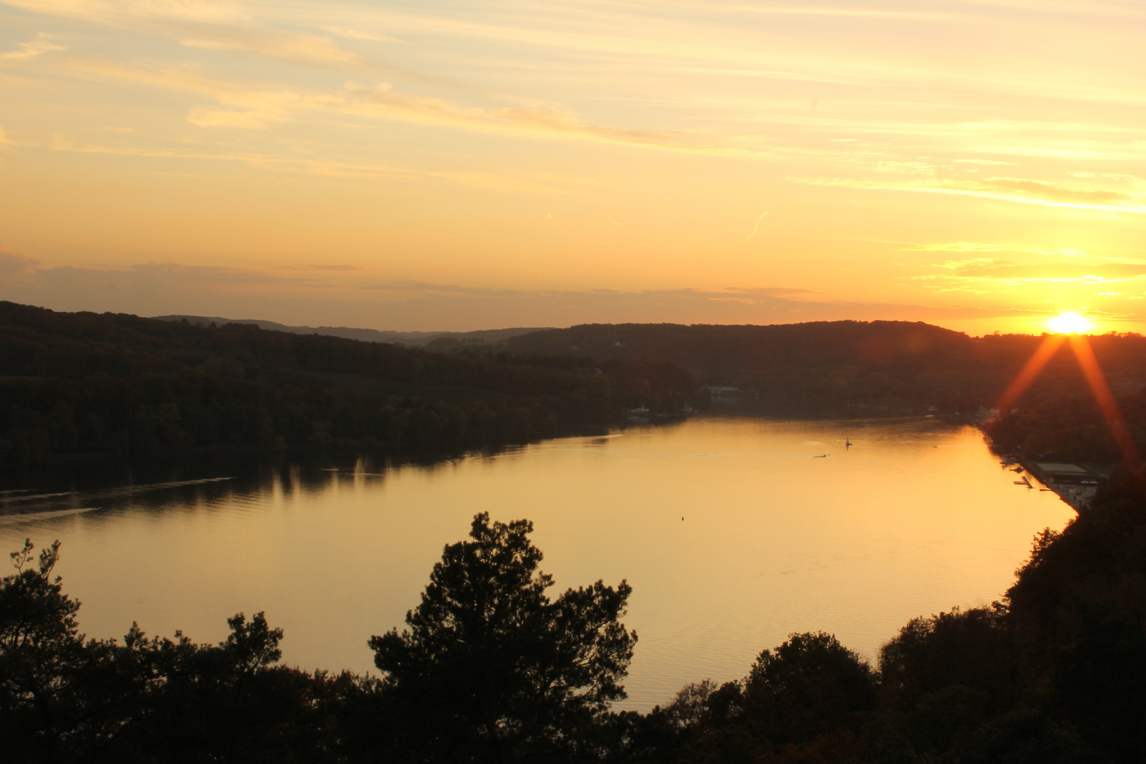 Sonnenuntergang über dem Baldeneysee in Essen