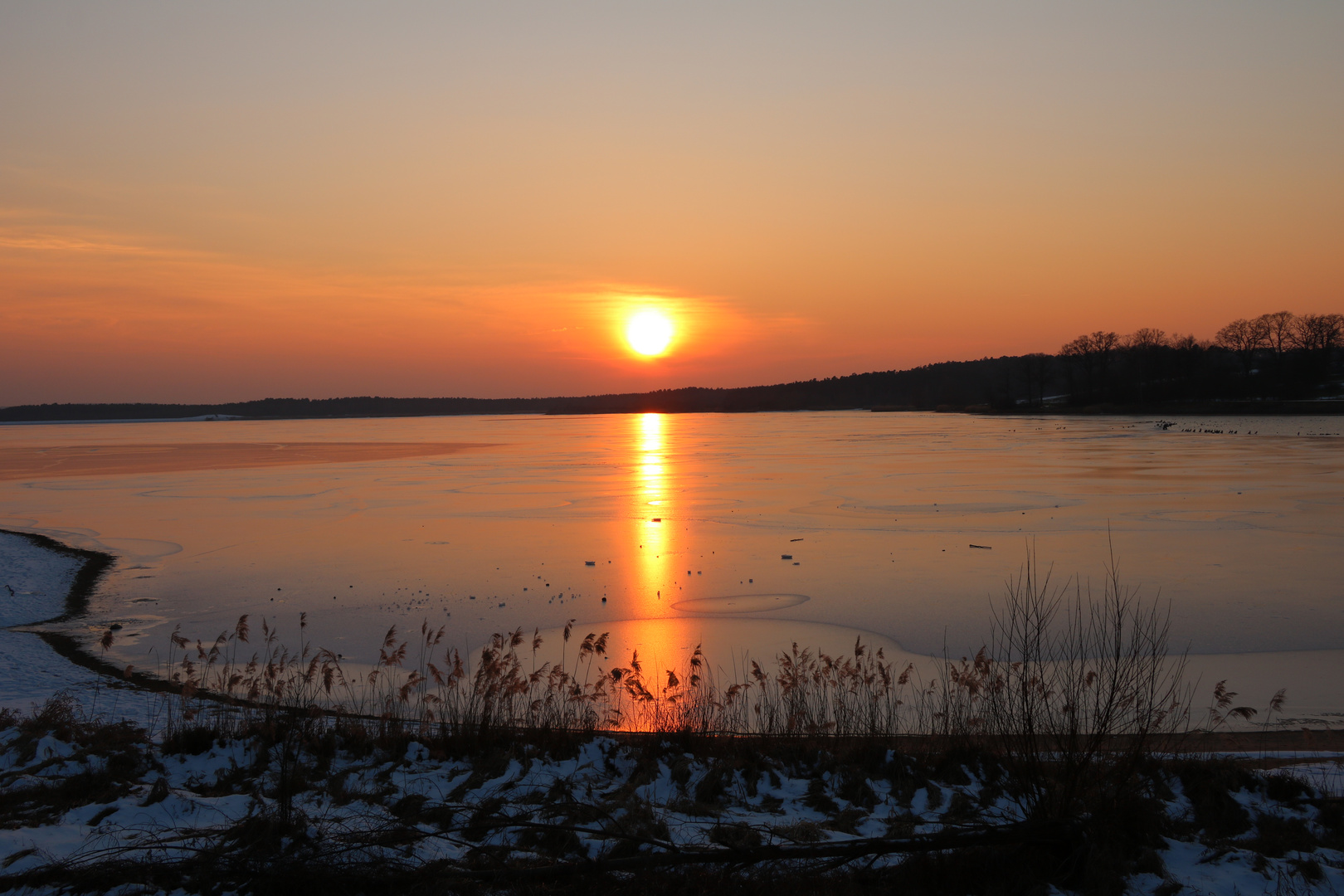 Sonnenuntergang über dem eisigen Rothsee 1