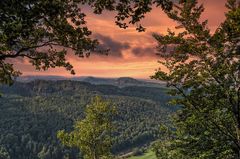 Sonnenuntergang über dem Elbsandsteingebirge