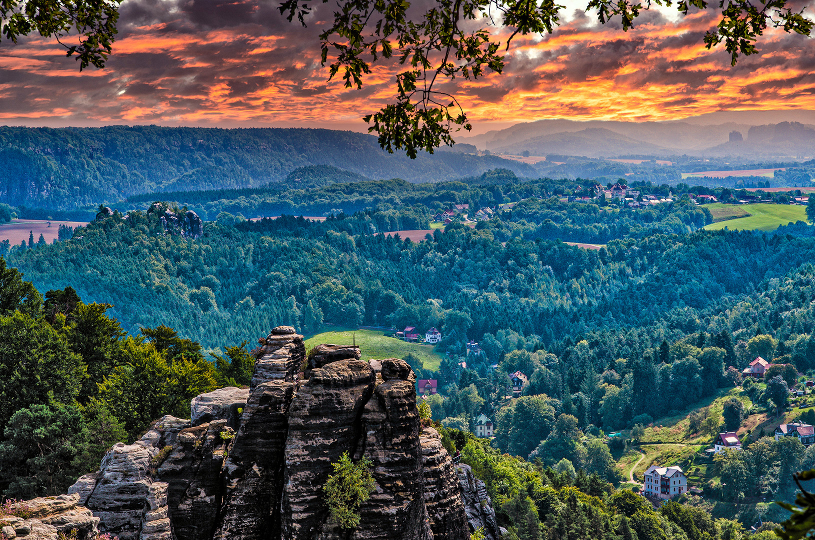 Sonnenuntergang über dem Elbsandsteingebirge