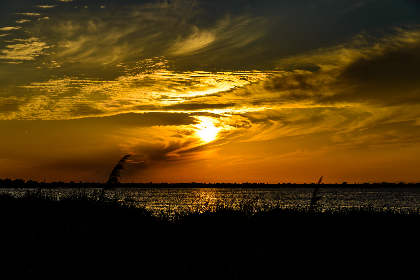 Sonnenuntergang über dem Etang des Launes (Camargue)