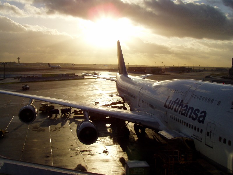 Sonnenuntergang über dem Flughafen