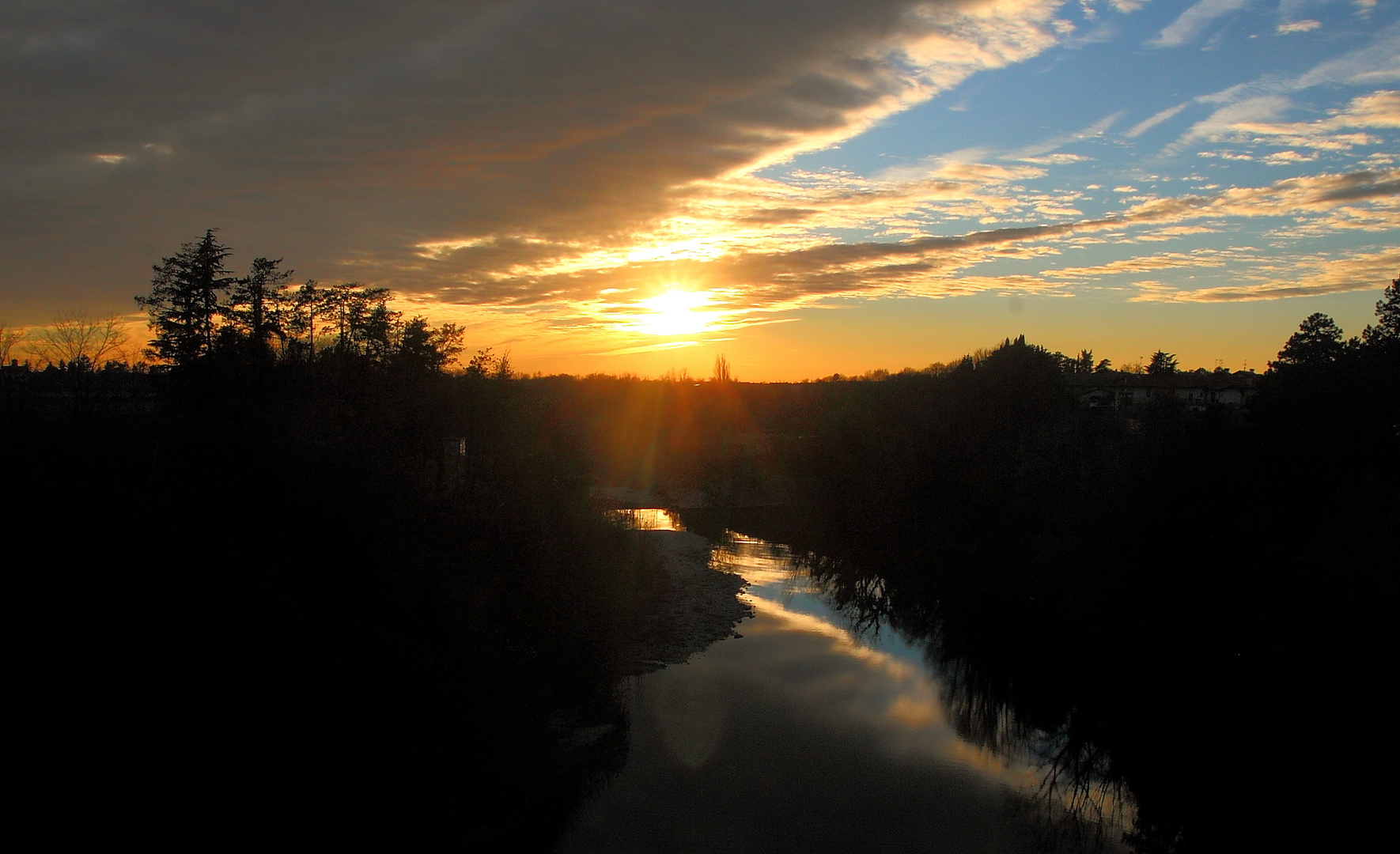 Sonnenuntergang über dem Fluss "Natisone"