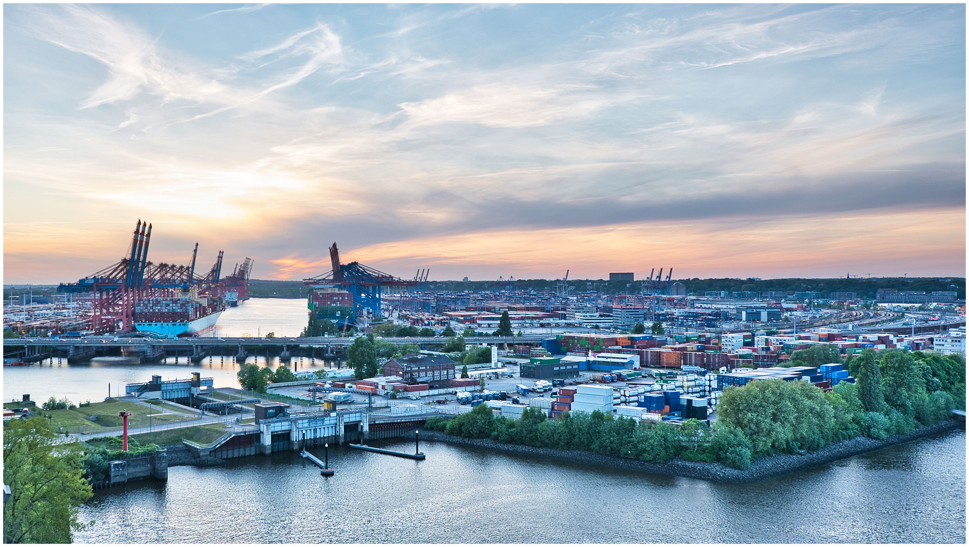 Sonnenuntergang über dem Hafen