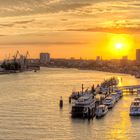 Sonnenuntergang über dem Hafen in Hamburg