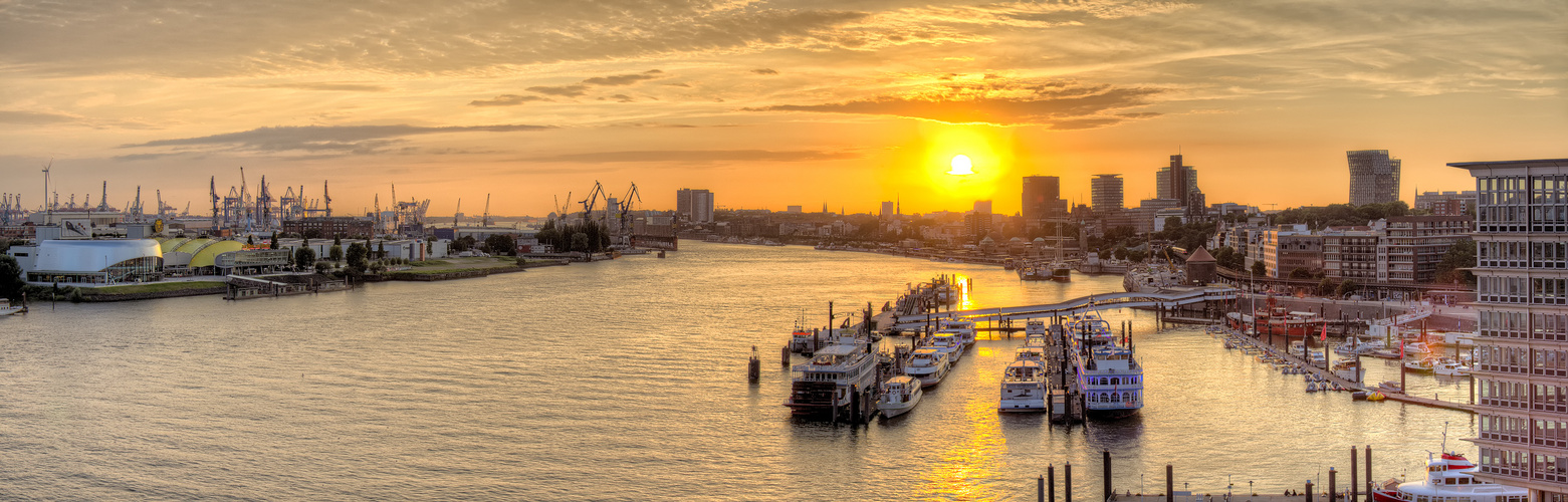 Sonnenuntergang über dem Hafen in Hamburg