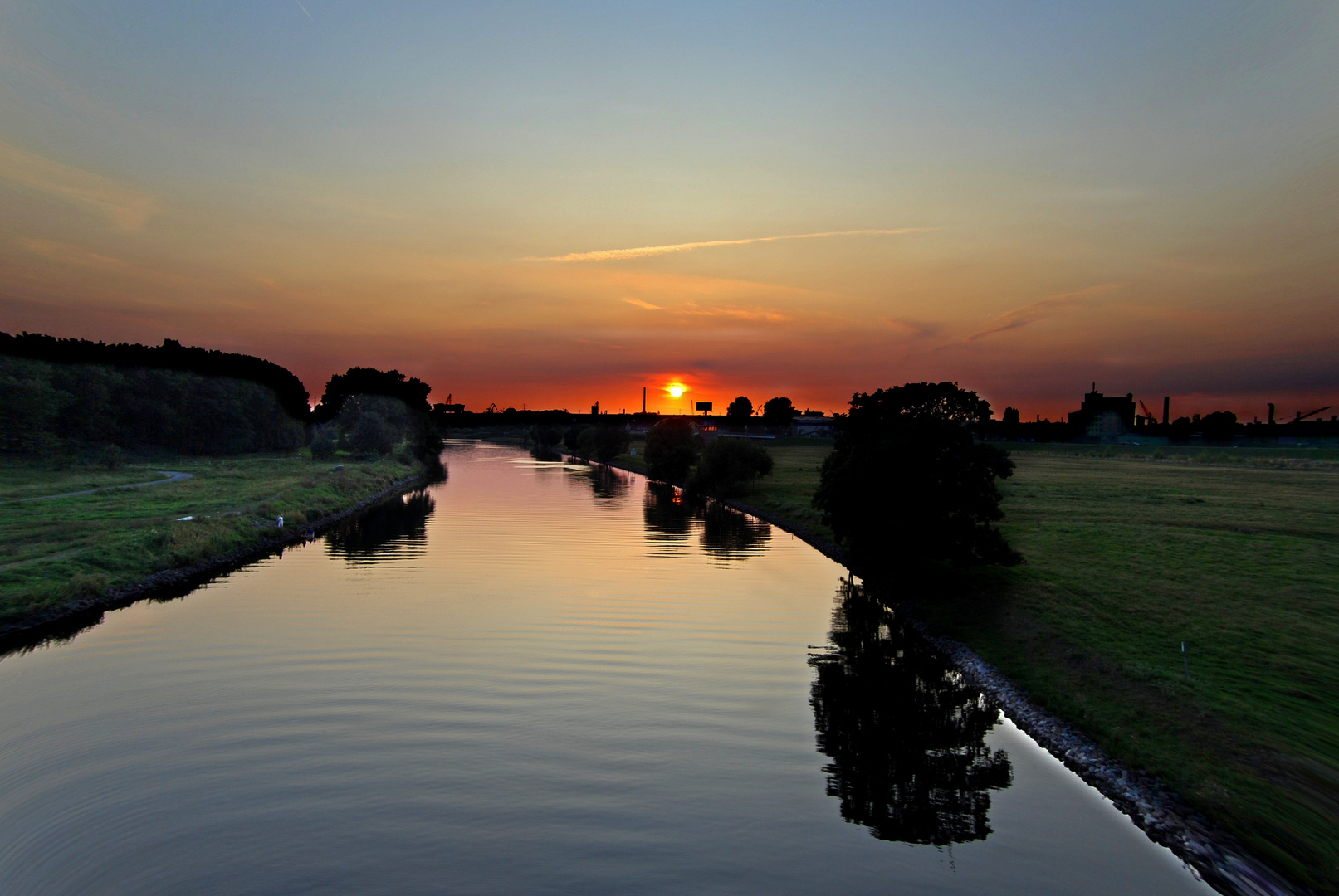 Sonnenuntergang über dem Hafen von Duisburg