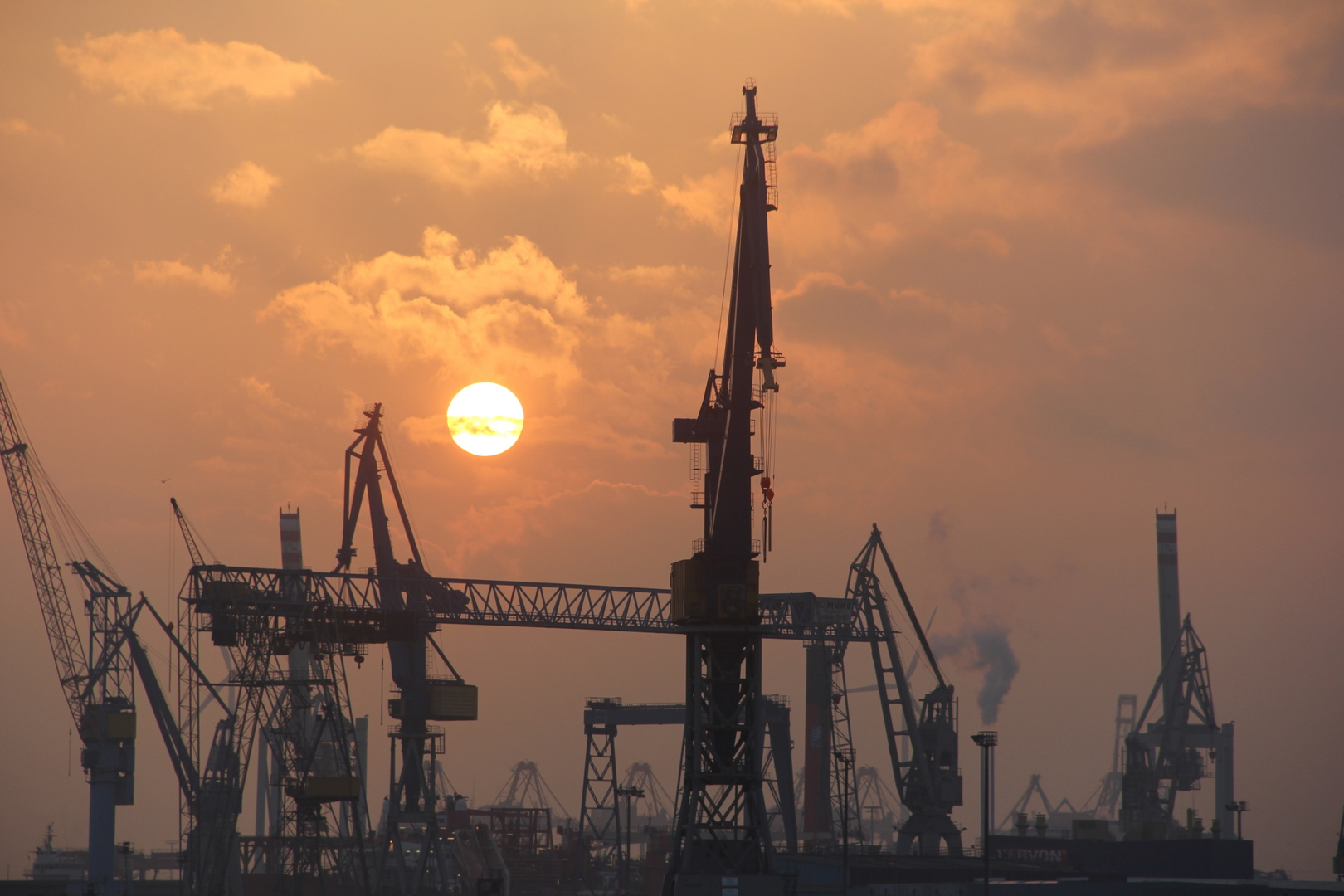 Sonnenuntergang über dem Hafen von Hamburg