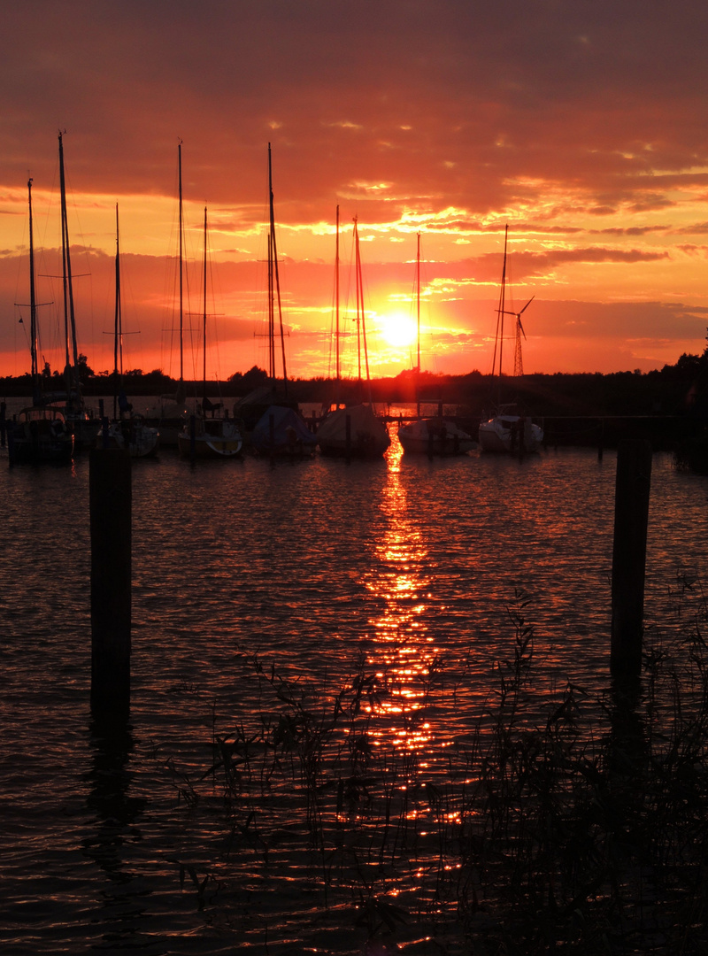 Sonnenuntergang über dem Hafen von Wustrow