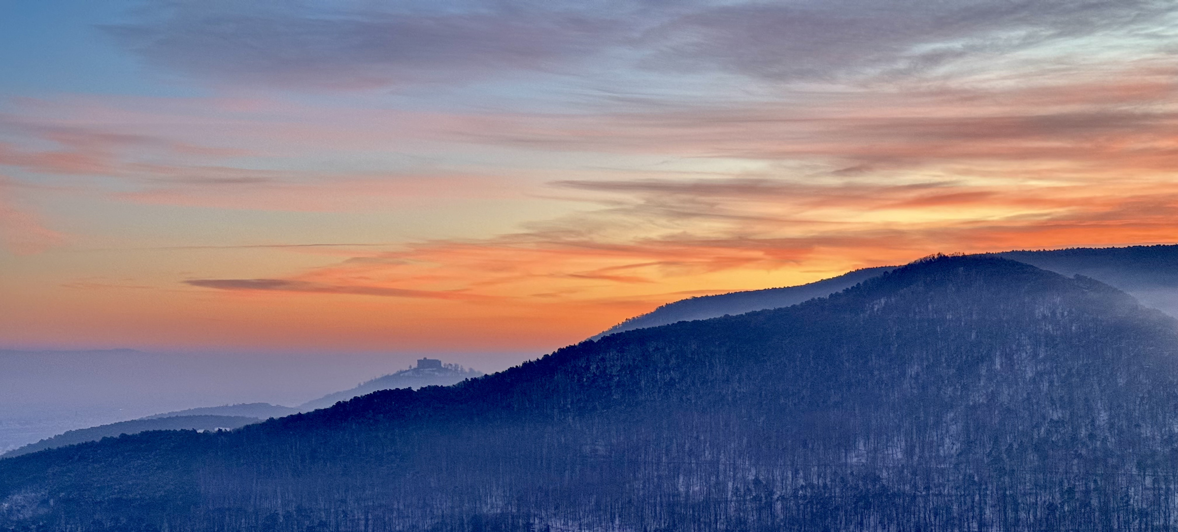 Sonnenuntergang über dem Hambacher Schloss 