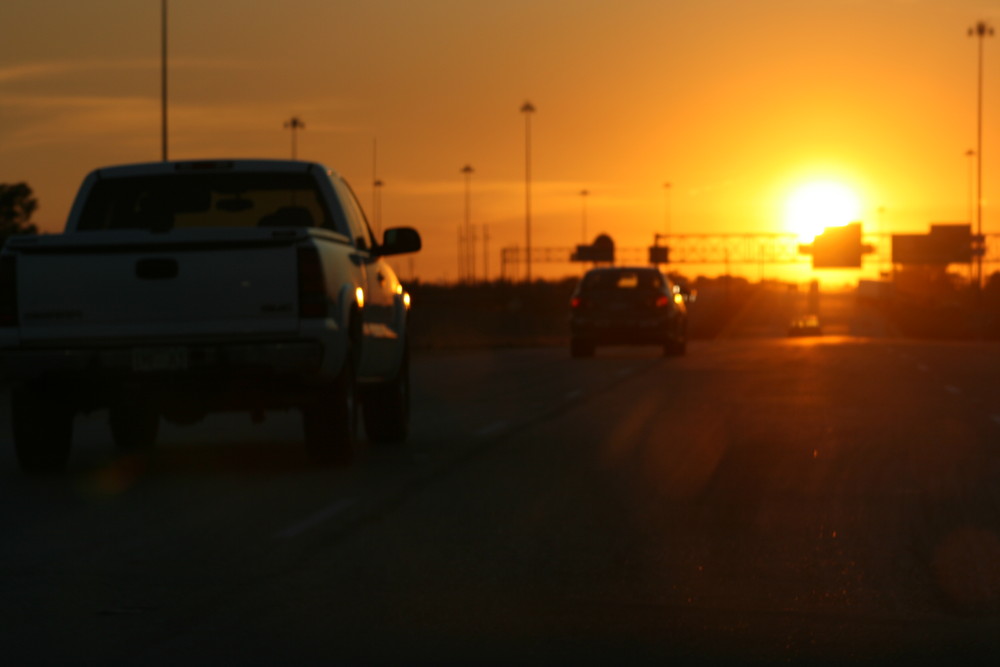 Sonnenuntergang ueber dem Highway