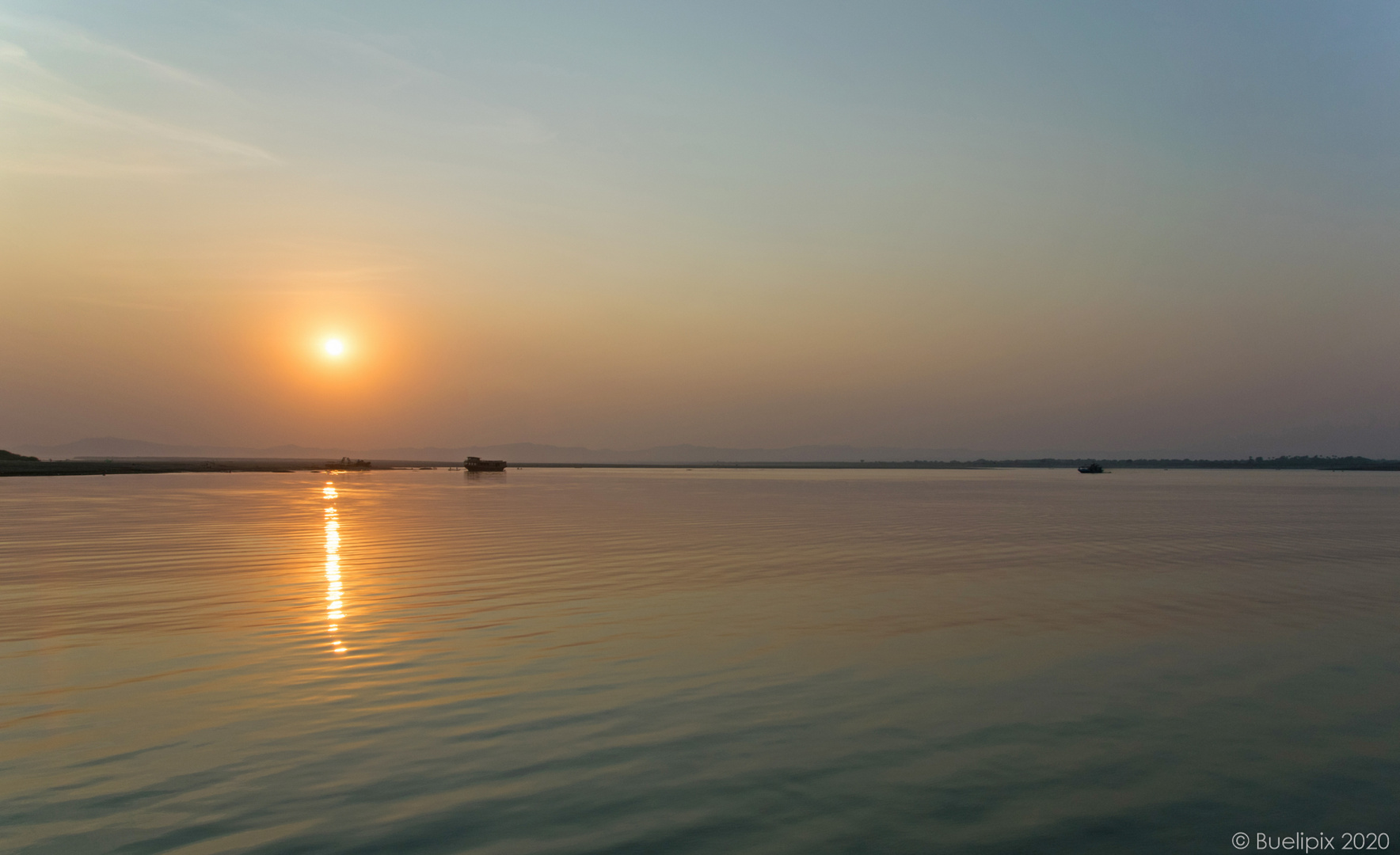 Sonnenuntergang über dem Irrawaddy (© Buelipix)