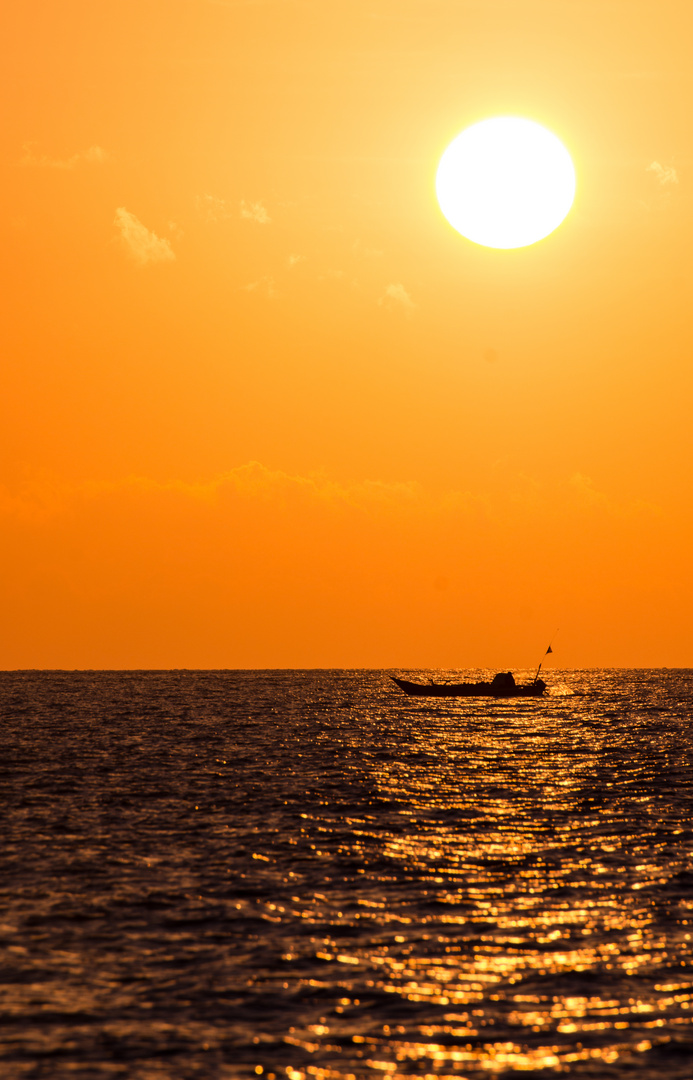 Sonnenuntergang über dem Meer, Indonesien