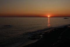 Sonnenuntergang über dem Mittelmeer am Strand vor Alanya