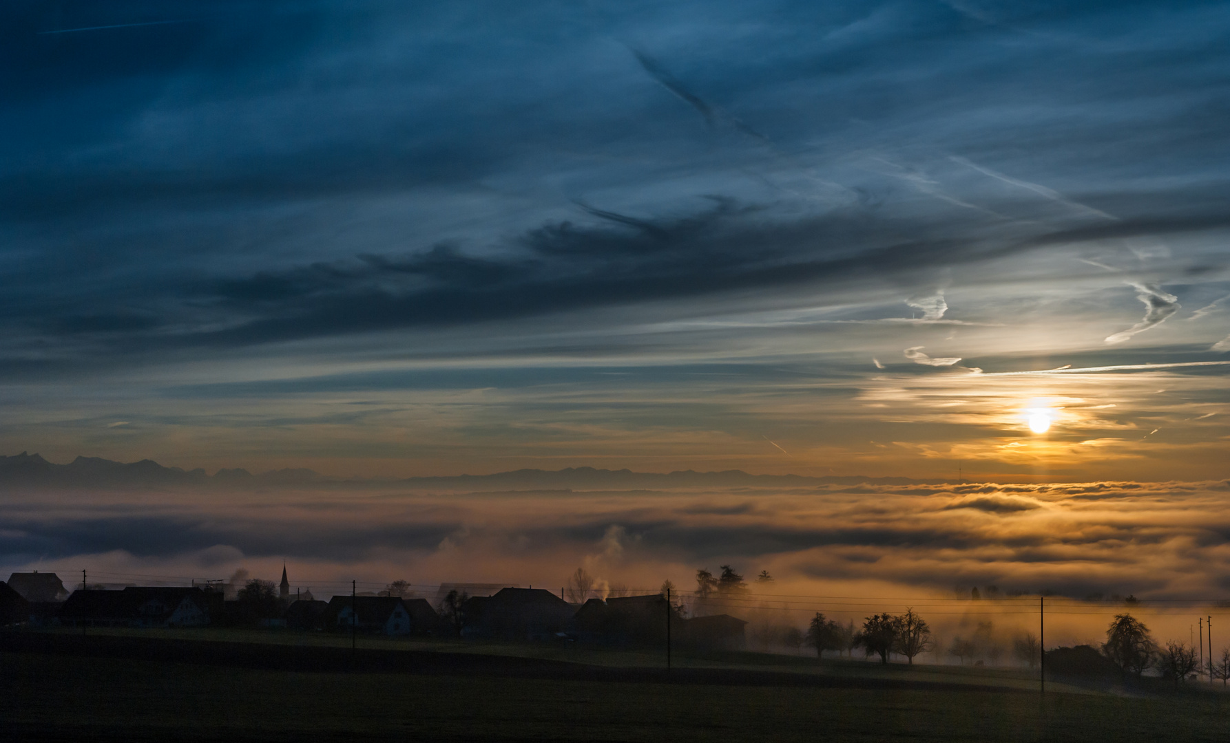 [ Sonnenuntergang über dem Nebel ]