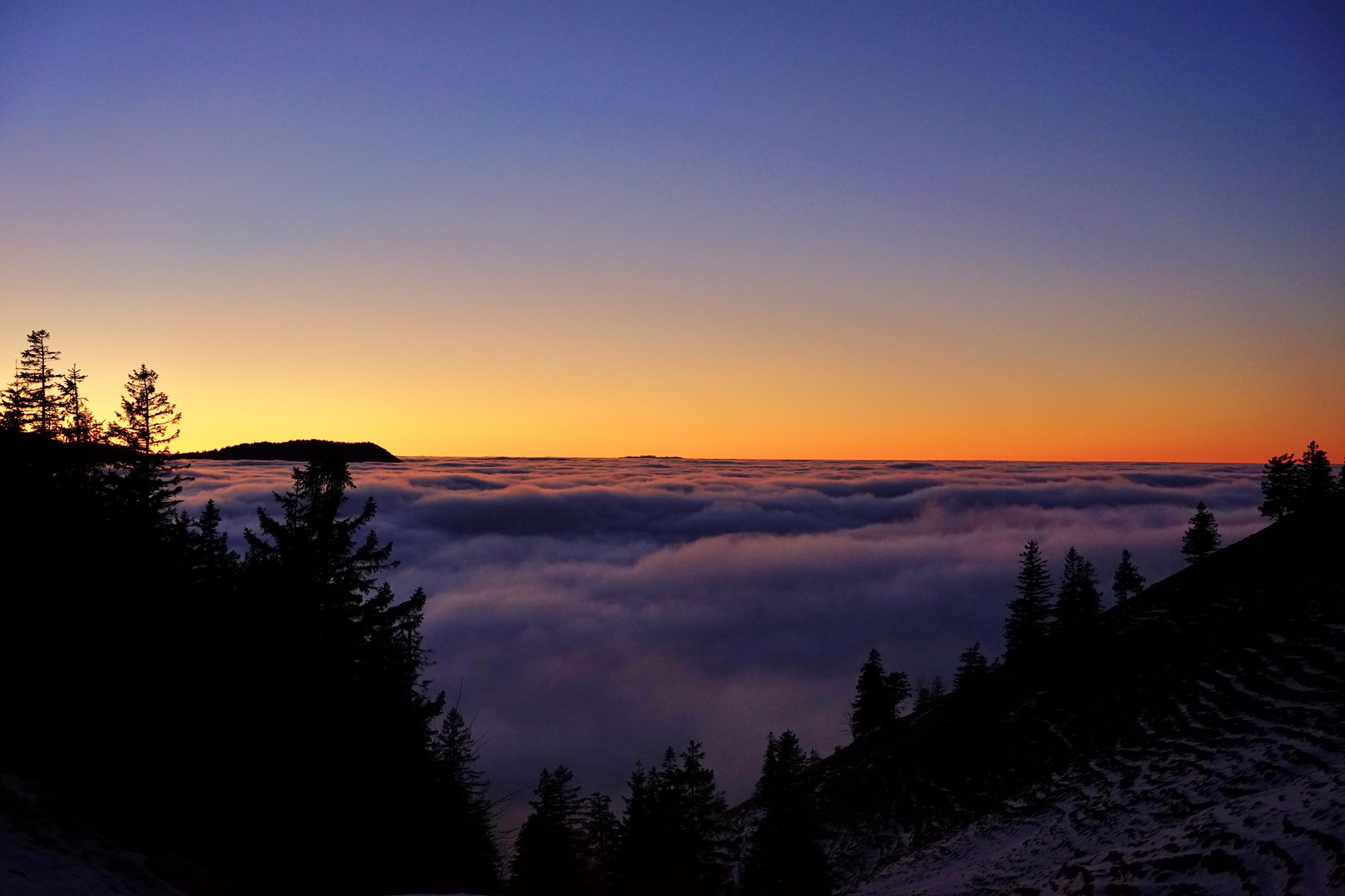 Sonnenuntergang über dem Nebel