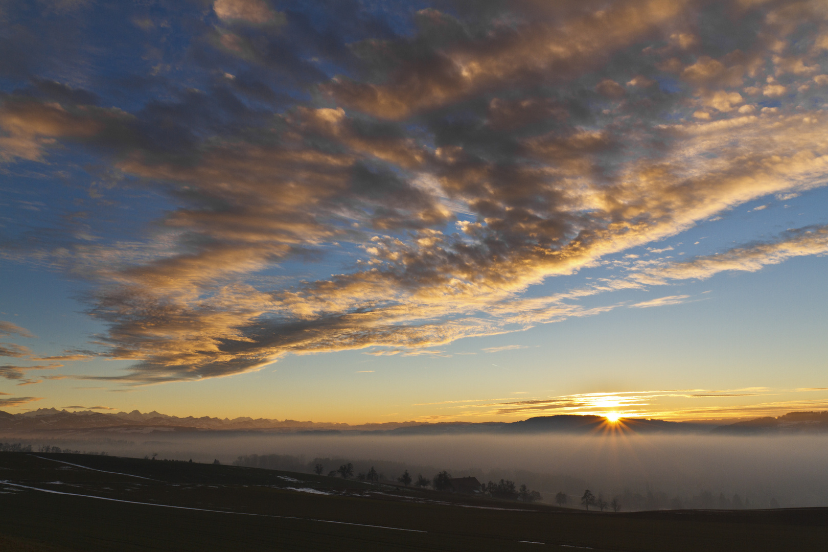 ...Sonnenuntergang über dem Nebel...