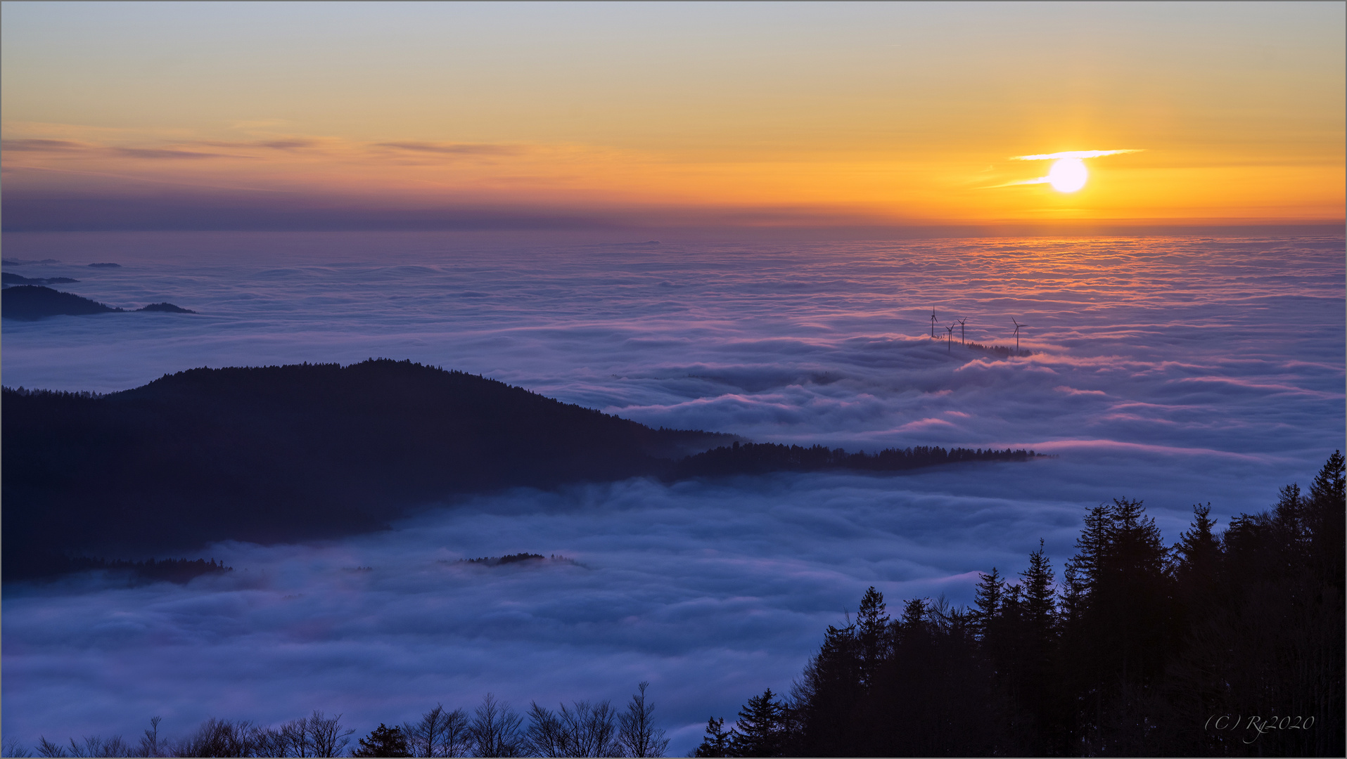 sonnenuntergang über dem nebelmeer