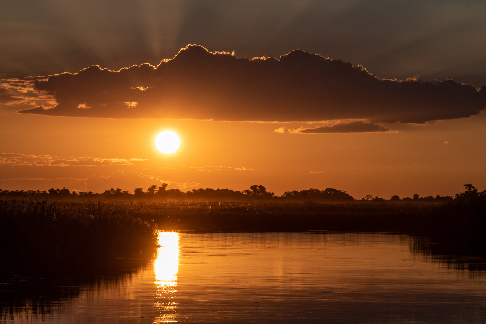 Sonnenuntergang über dem Okawango - III