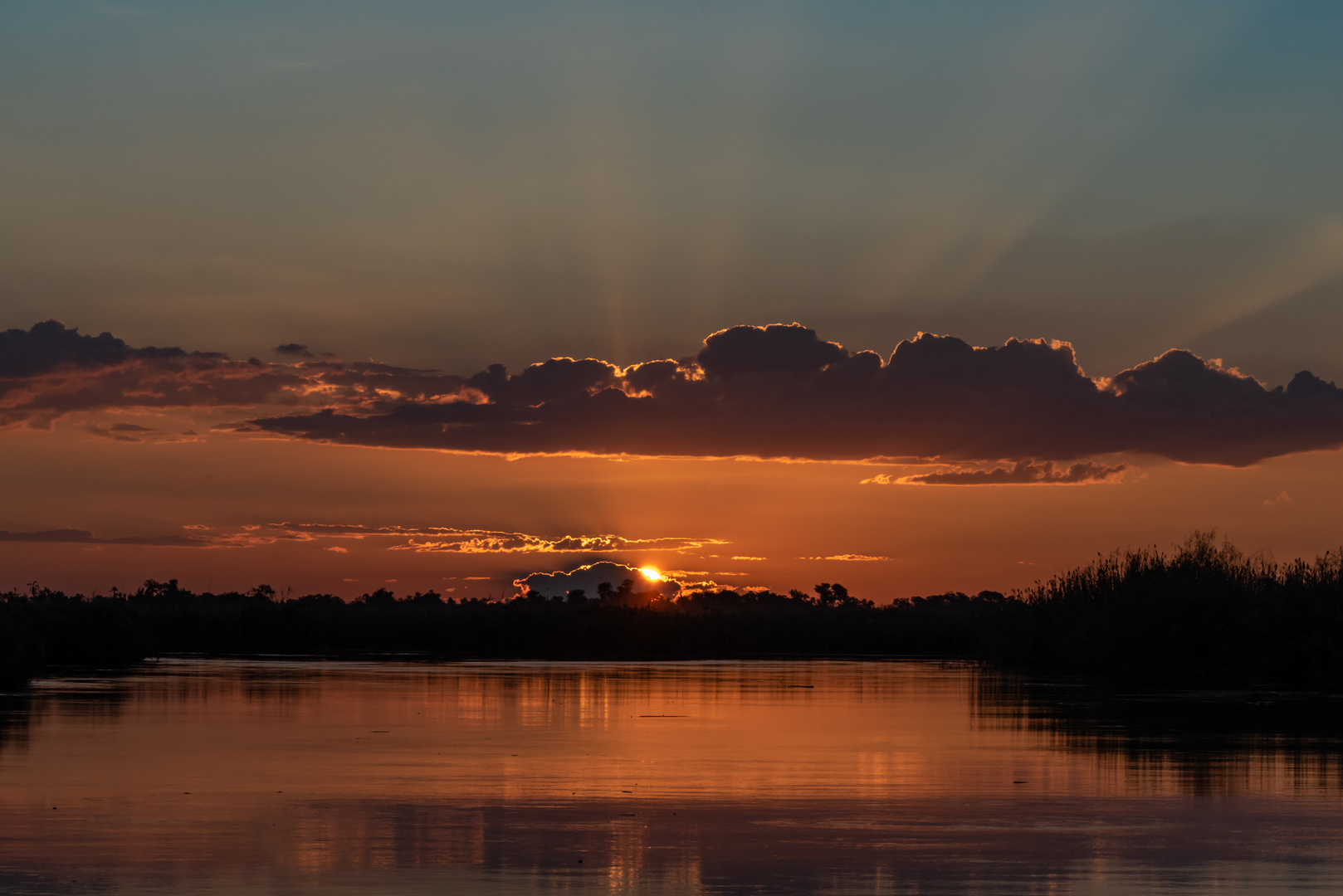 Sonnenuntergang über dem Okawango - V