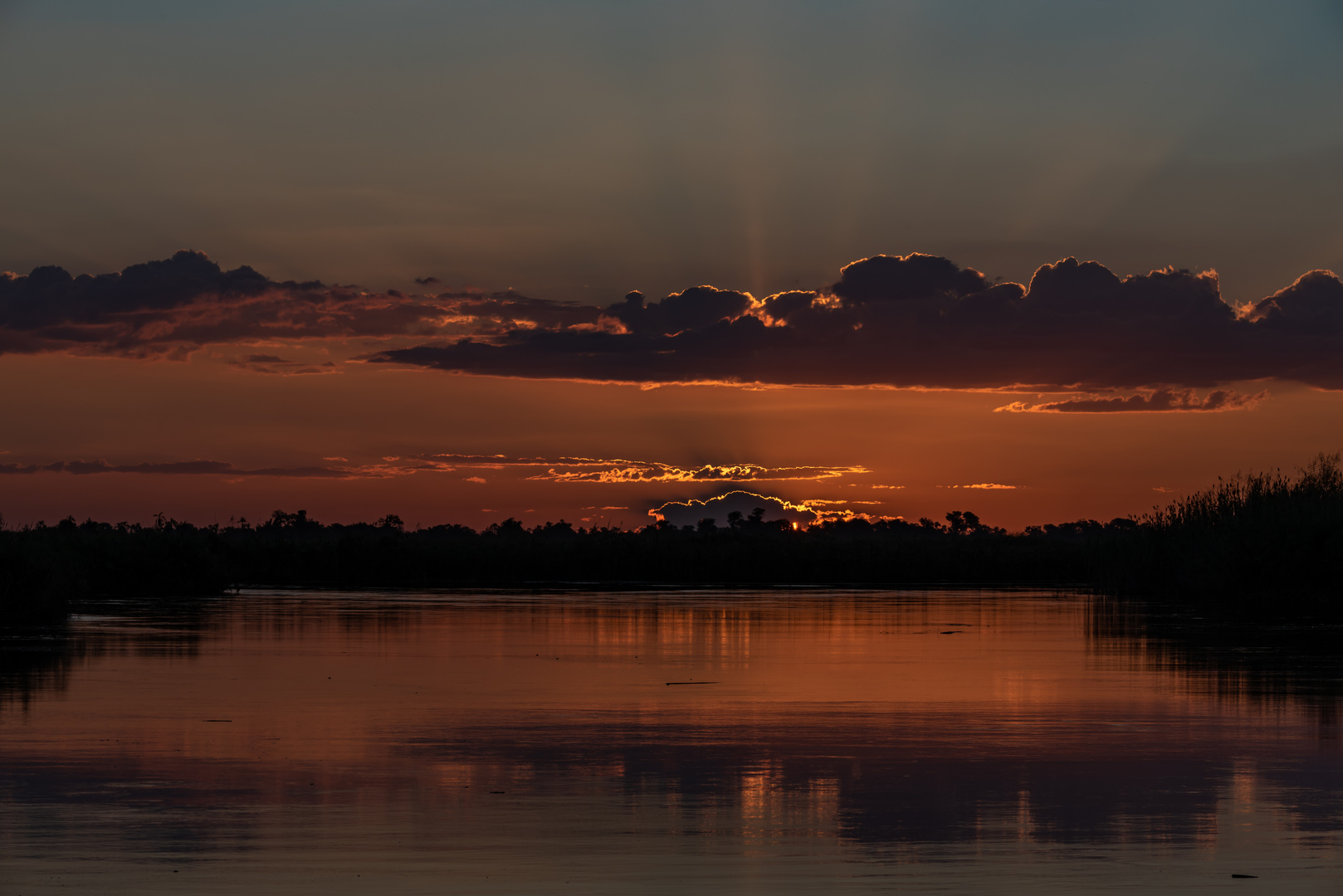Sonnenuntergang über dem Okawango - VI