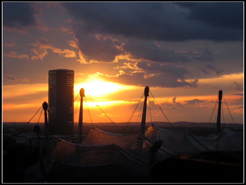 Sonnenuntergang über dem Olympiastadion