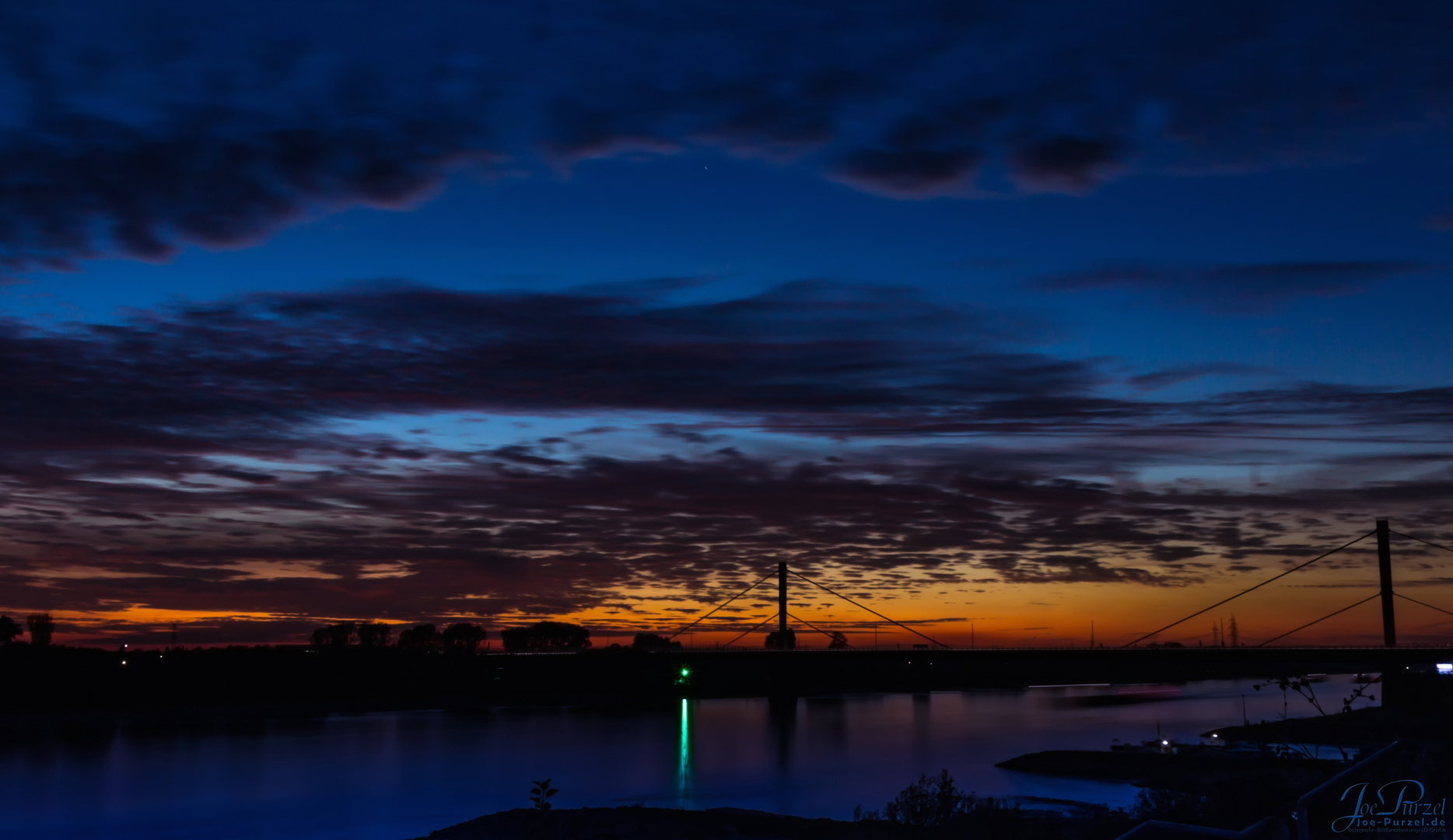 Sonnenuntergang über dem Rhein