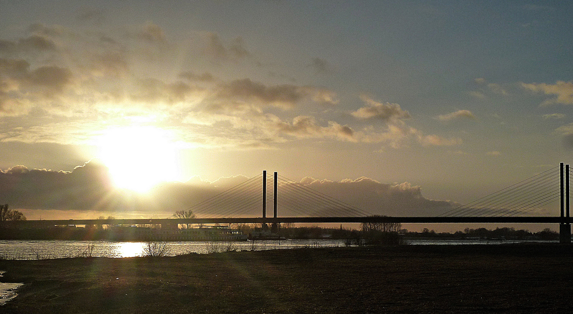 Sonnenuntergang über dem Rhein