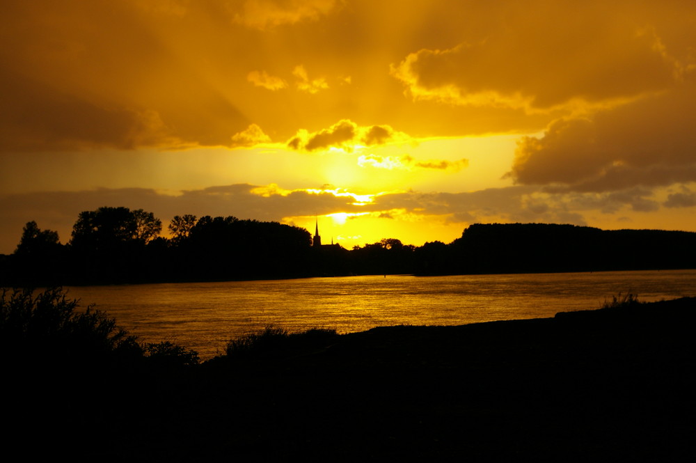 Sonnenuntergang über dem Rhein