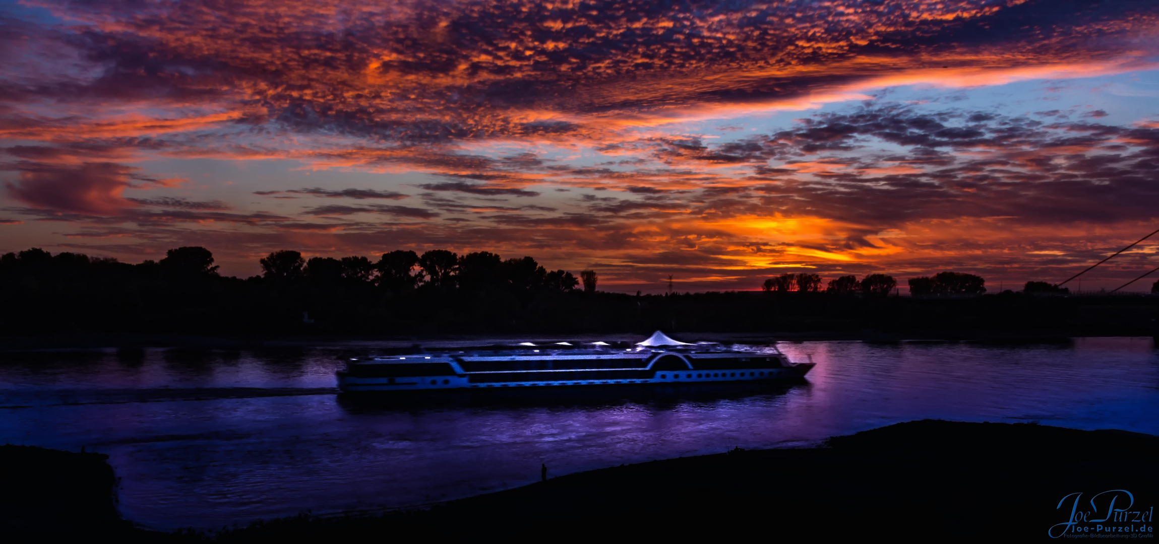 Sonnenuntergang über dem Rhein