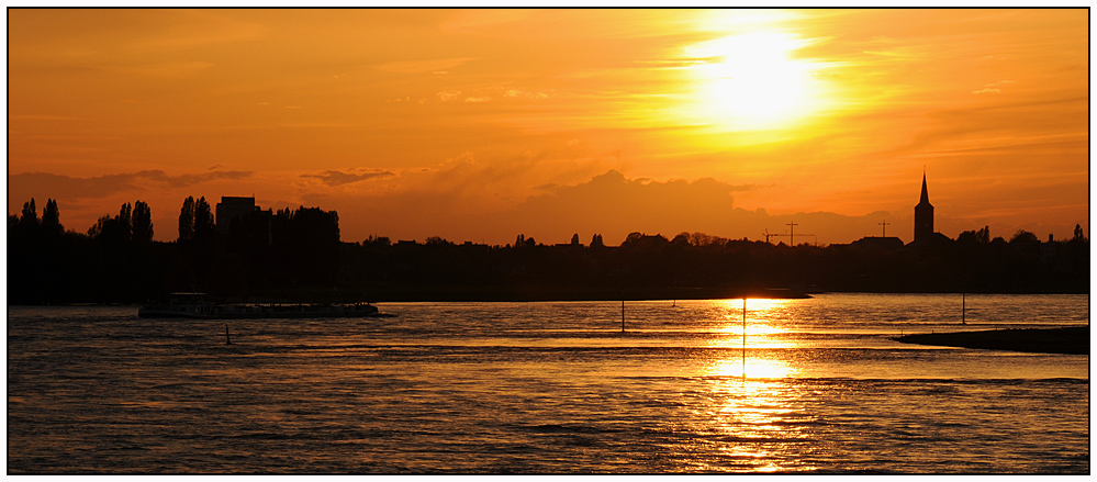 Sonnenuntergang über dem Rhein