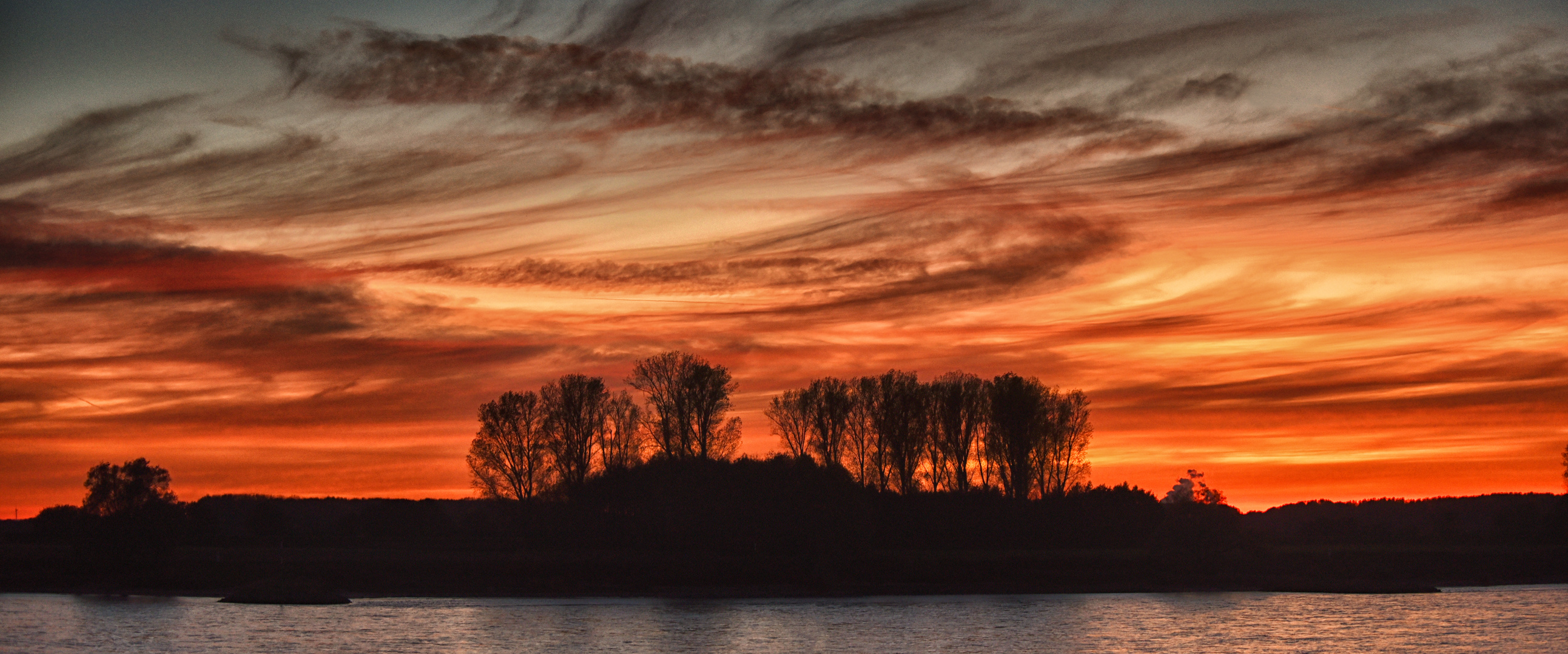 sonnenuntergang über dem rhein bei hitdorf