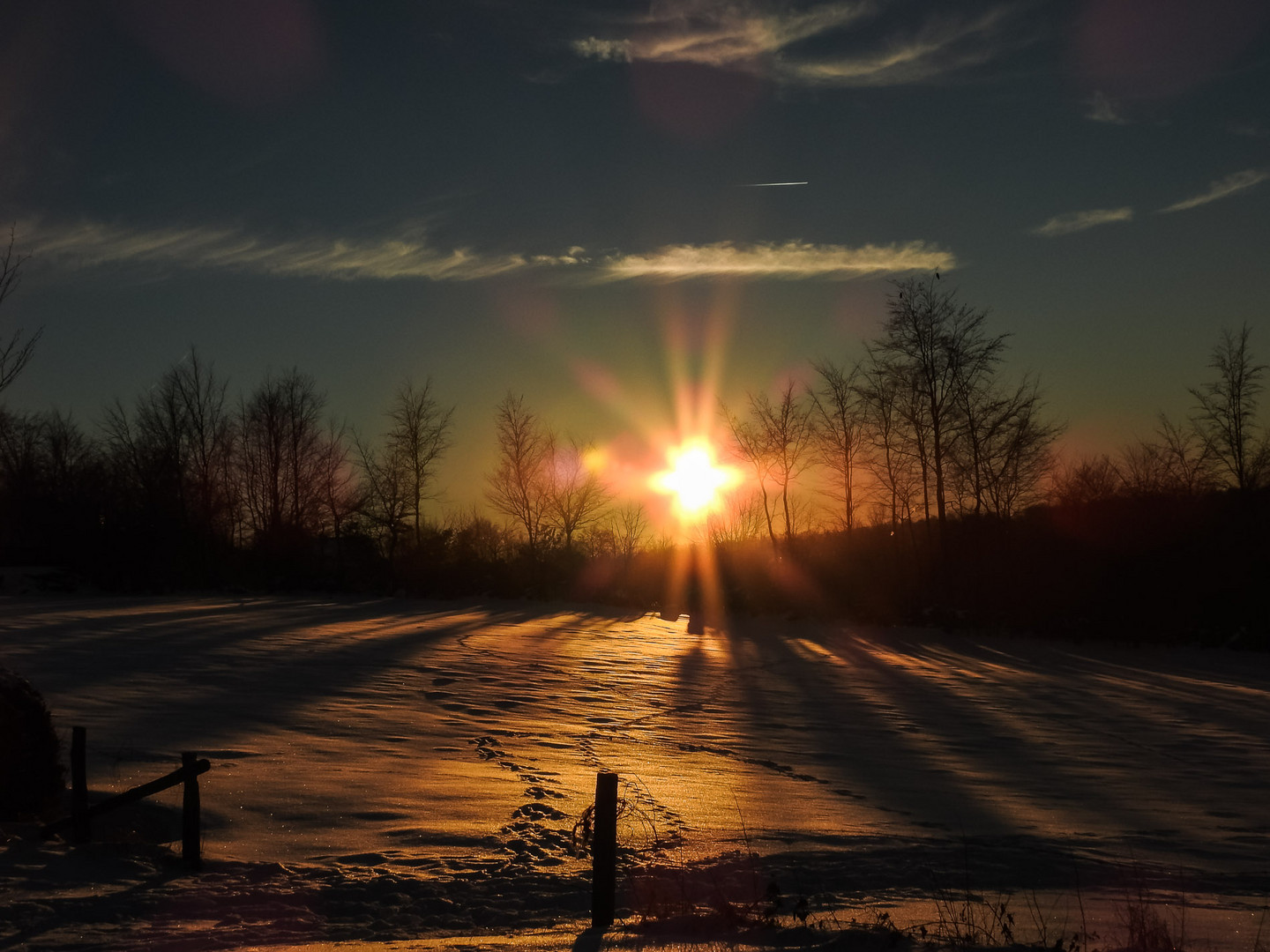 Sonnenuntergang über dem Schnee