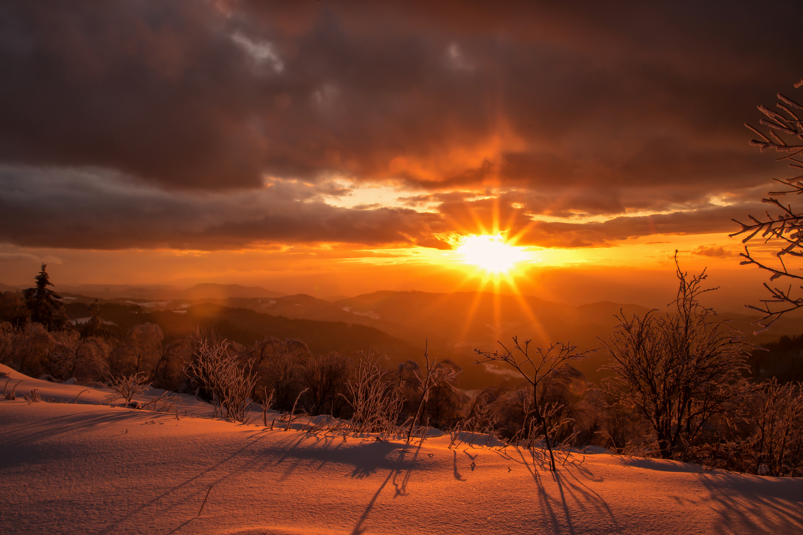 SONNENUNTERGANG ÜBER DEM SCHWARZWALD.